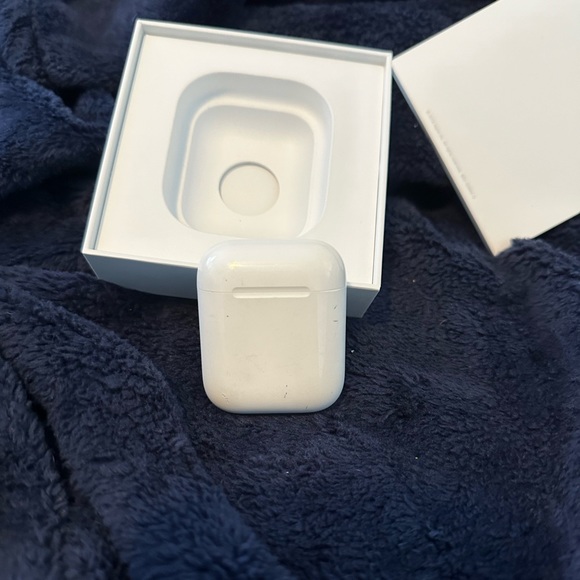 Airpods with charging case - Picture 4 of 6